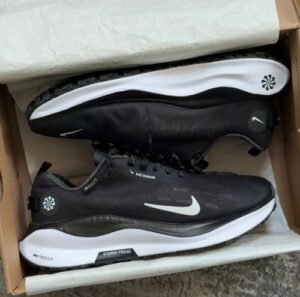 Nikee infinity run 4 gore tex black white